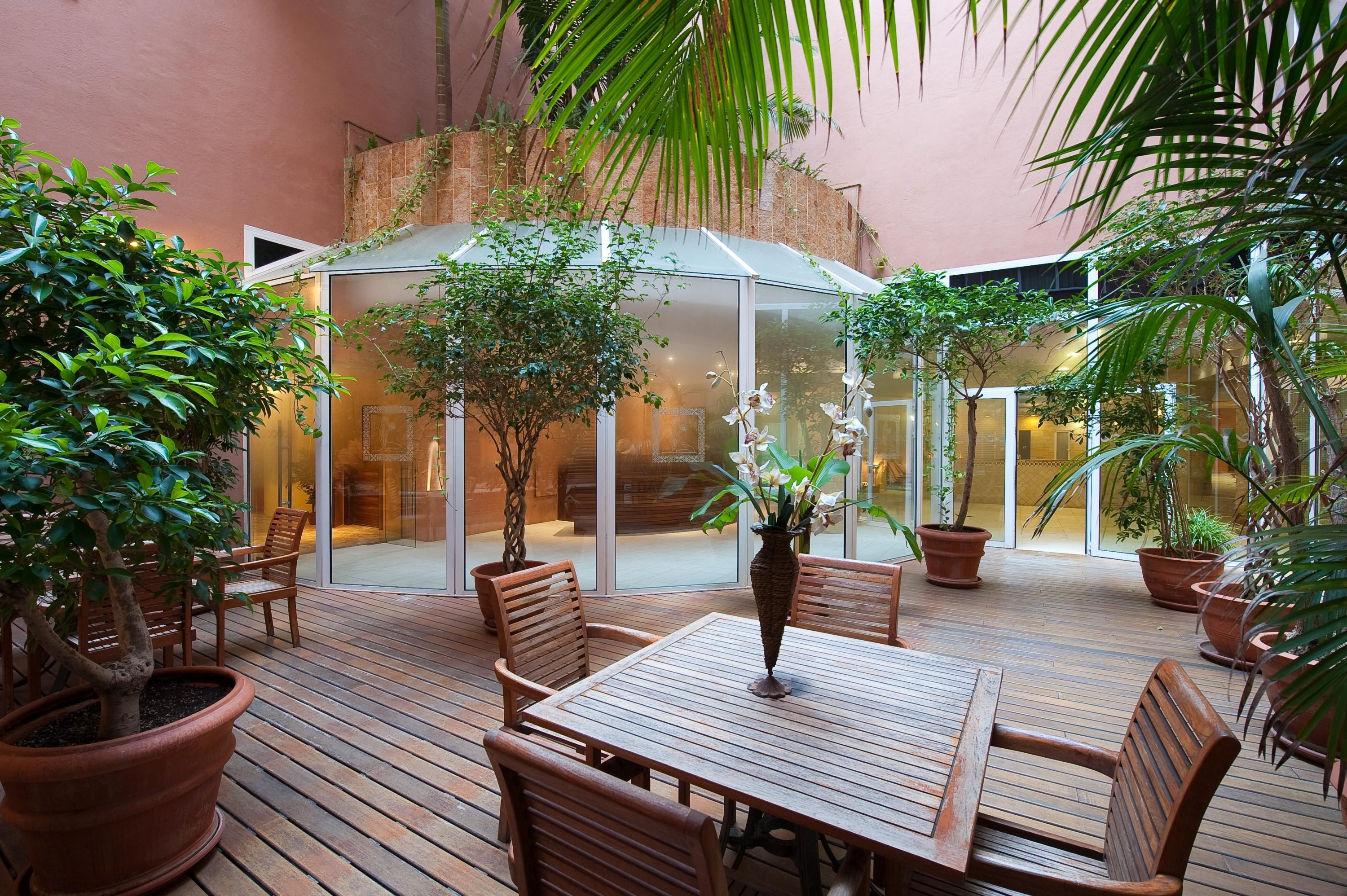 厄尔巴岛埃斯特波纳海水浴温泉酒店 外观 照片 The hotel's courtyard